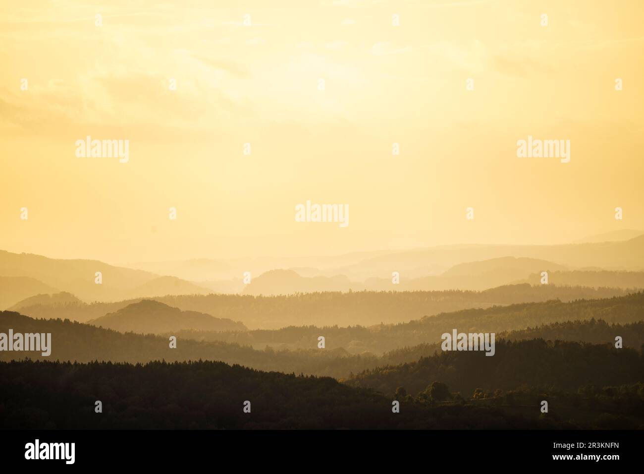 Dramatische abendliche Atmosphäre im Lusatianischen Gebirge 6 Stockfoto