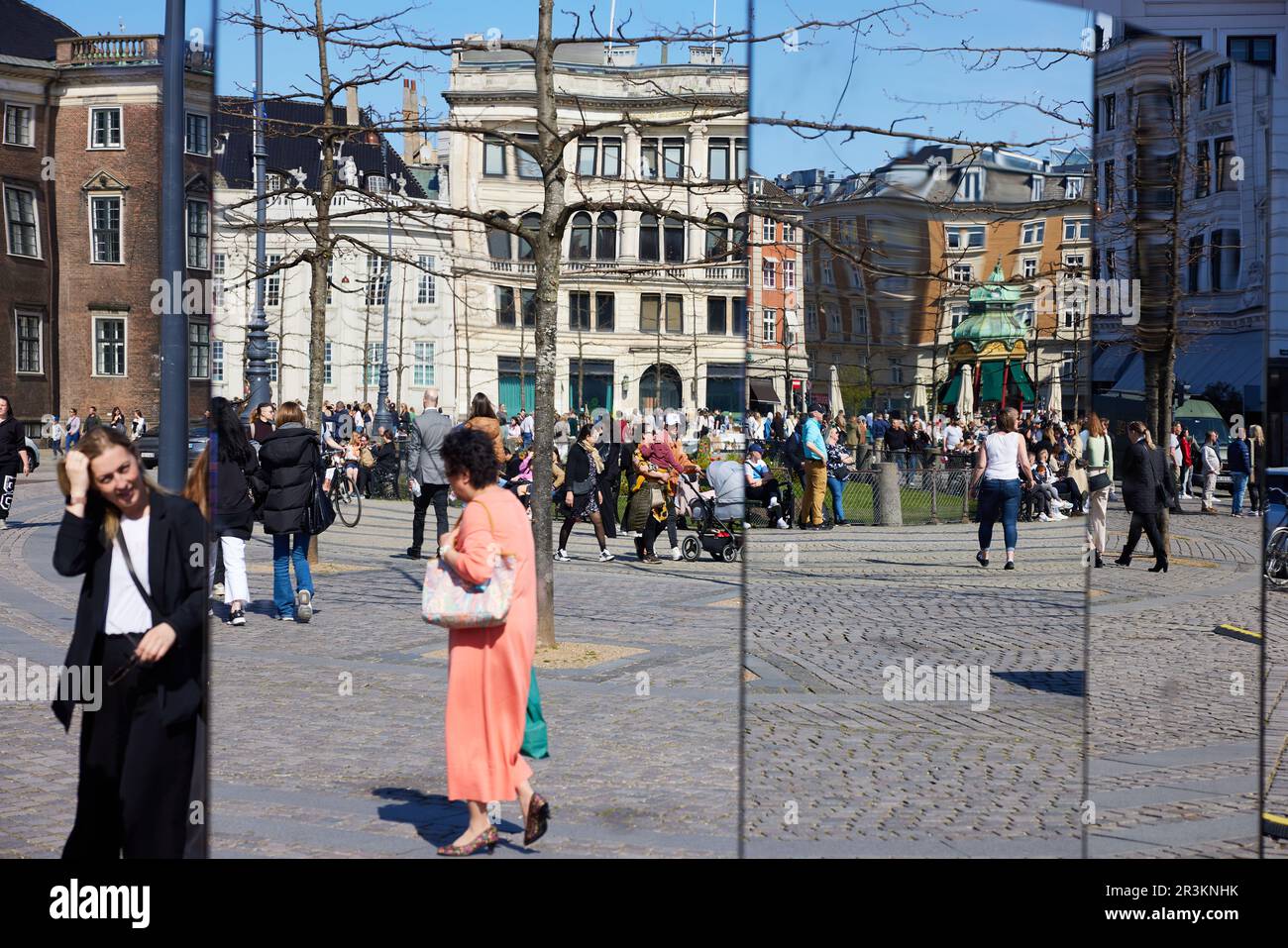 Kongens Nytorv im Spiegelgebäude; Kongens Nytorv, Kopenhagen, Dänemark Stockfoto