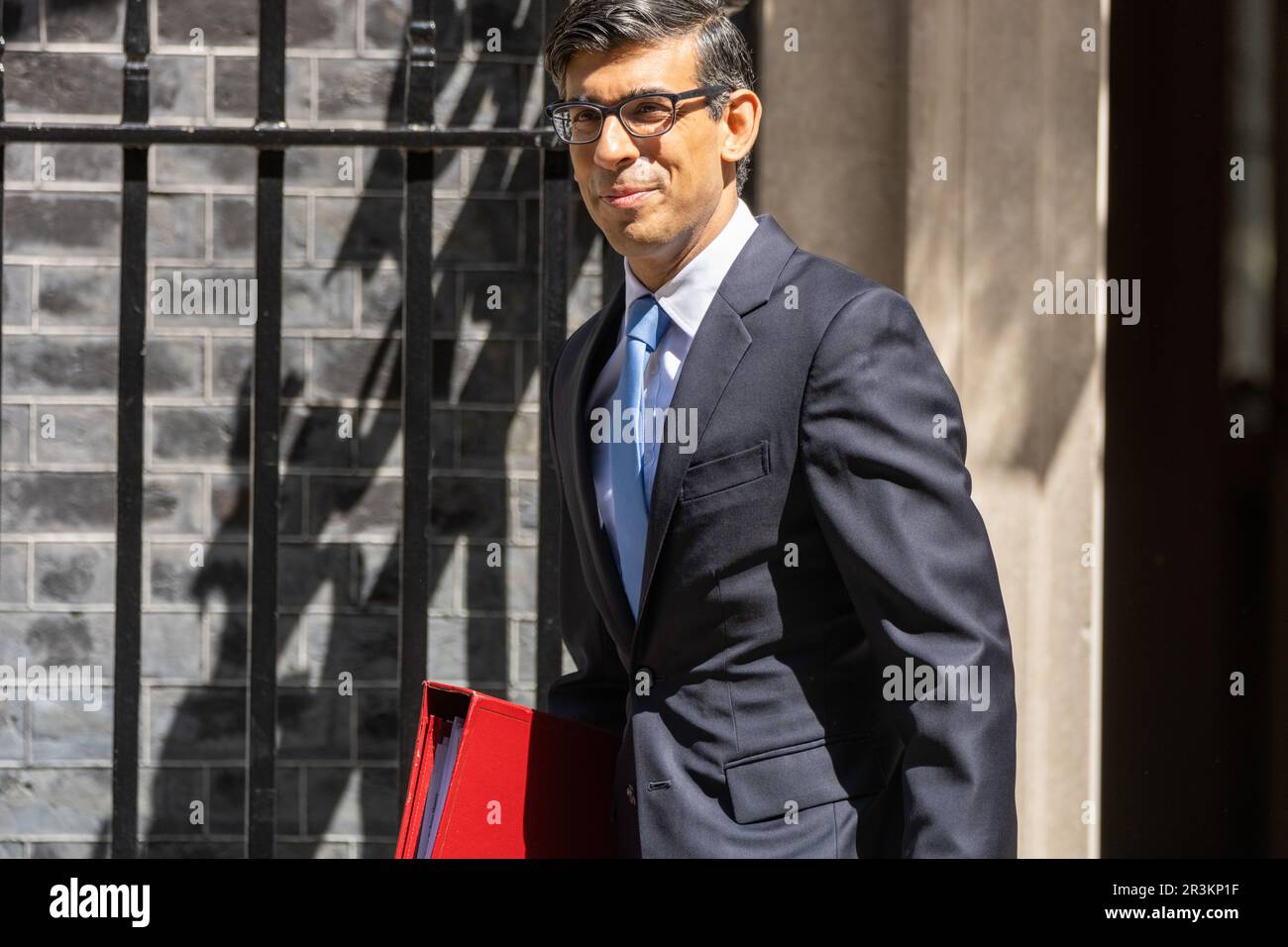 London, Großbritannien. 24. Mai 2023. Rishi Sunak, Premierminister, verlässt die Downing Street 10 für Fragen der Premierminister: Ian Davidson/Alamy Live News Stockfoto