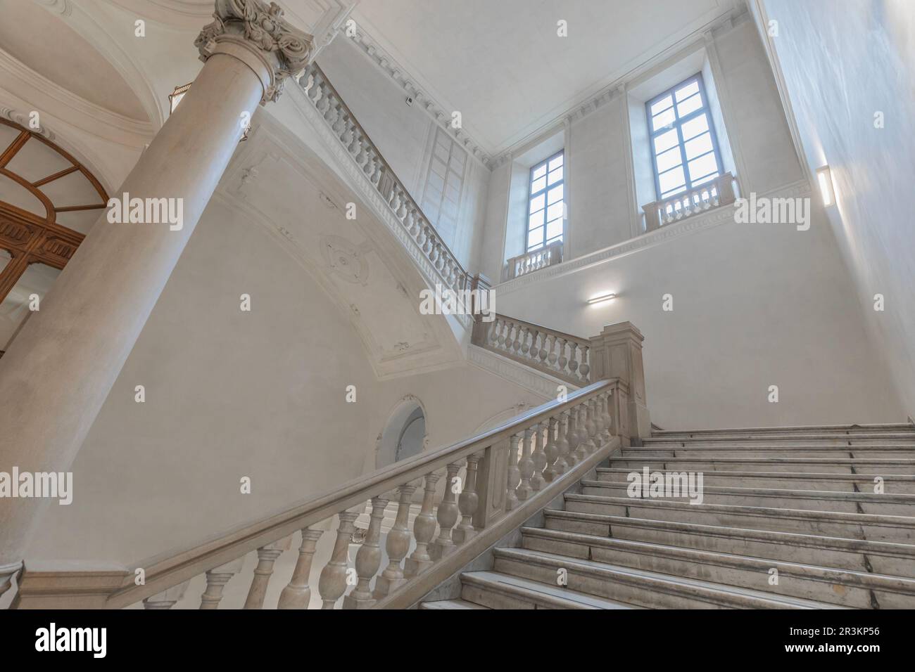 Luxuriöse Treppe aus Marmor in einem antiken italienischen Palast Stockfoto