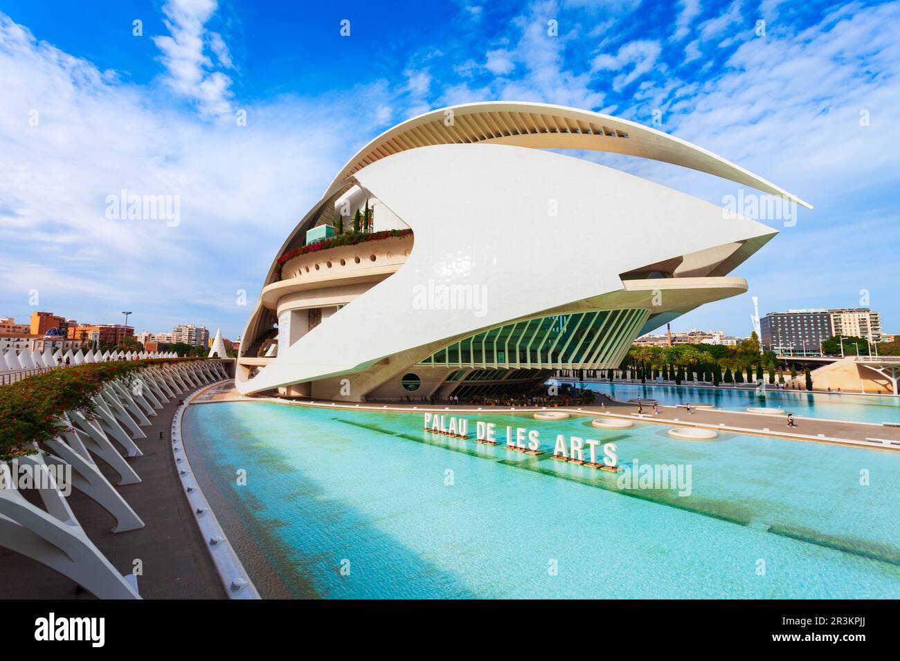 Valencia, Spanien - 16. Oktober 2021: Palau de les Arts Reina Sofia oder Queen Sofia Palace of Arts ist ein Opernhaus, Kunstzentrum von Santiago Calatrava A. Stockfoto