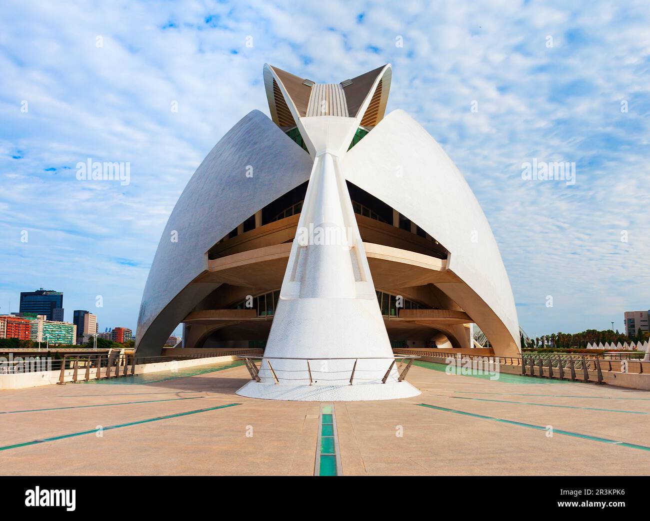 Valencia, Spanien - 16. Oktober 2021: Palau de les Arts Reina Sofia oder Queen Sofia Palace of Arts ist ein Opernhaus, Kunstzentrum von Santiago Calatrava A. Stockfoto