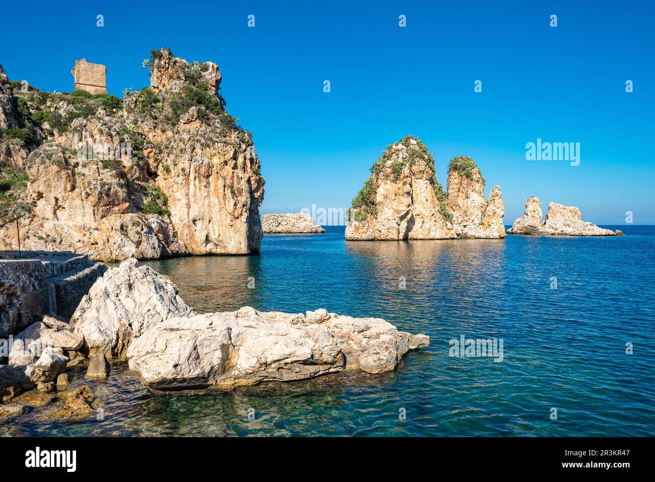 Die spektakulären Seestümpfe Faraglioni von Scopello in Sizilien Stockfoto