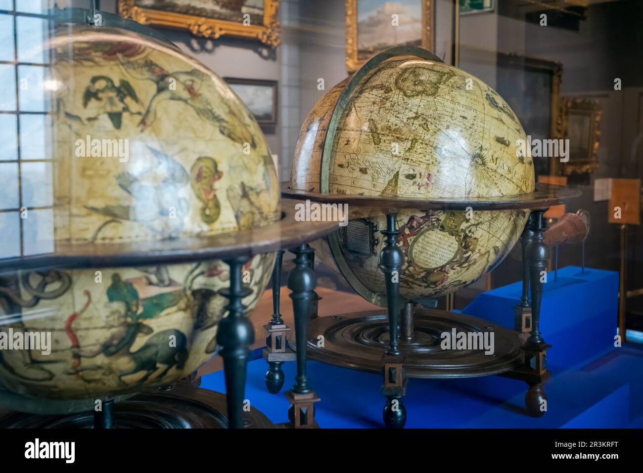 Historische Globen mit Karten der Welt werden im Queen's House Museum in Greenwich, London, Großbritannien ausgestellt. Das Haus wurde von Inigo Jones on entworfen Stockfoto