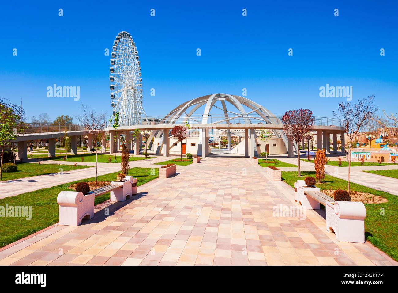 Taschkent, Usbekistan - 11. April 2021: Riesenrad im Park Navruz oder Navroz Bogi, einem ethnographischen Park in Taschkent, Usbekistan Stockfoto