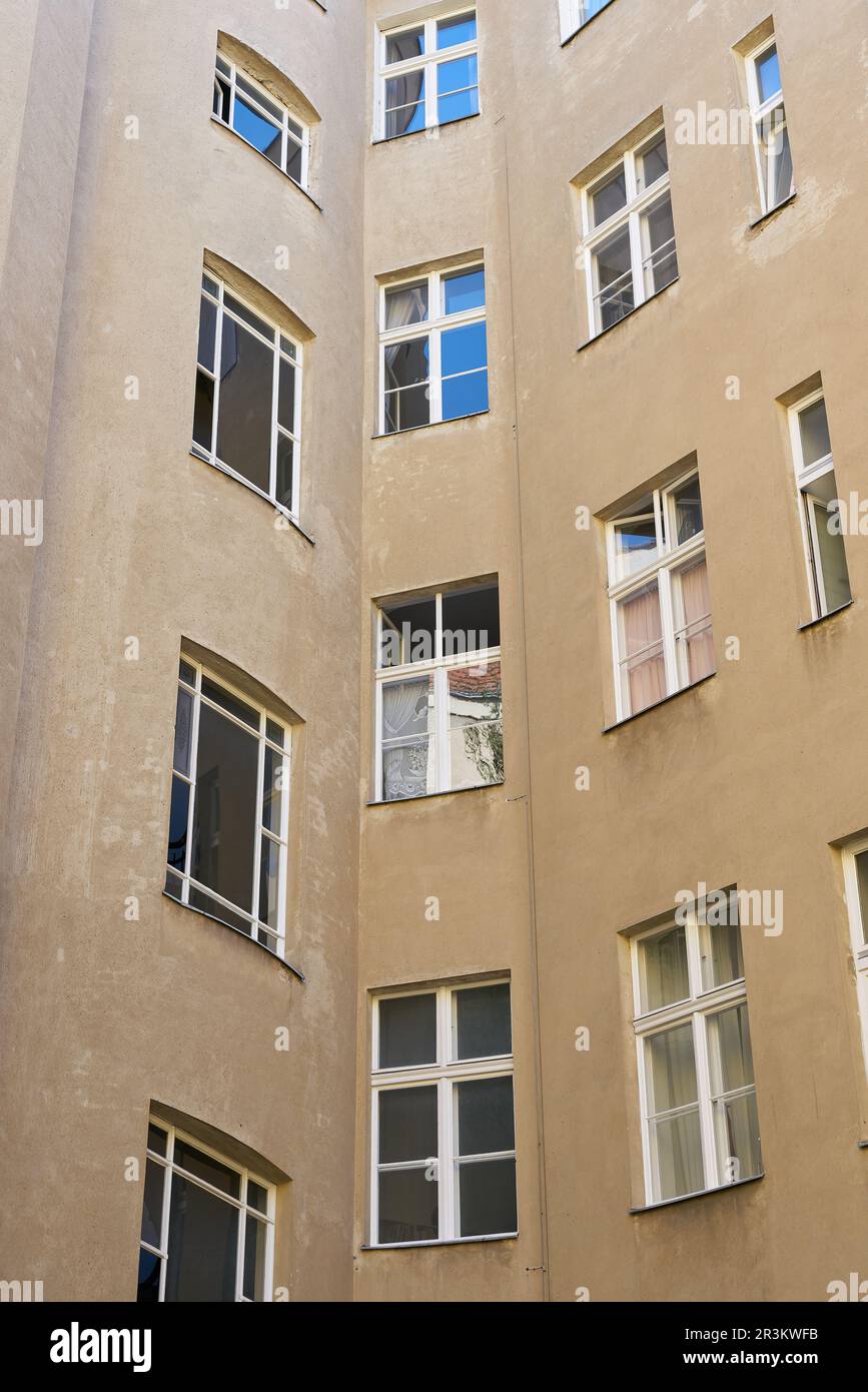 Hinterhof eines heruntergekommenen Hauses im Zentrum Berlins in Deutschland Stockfoto