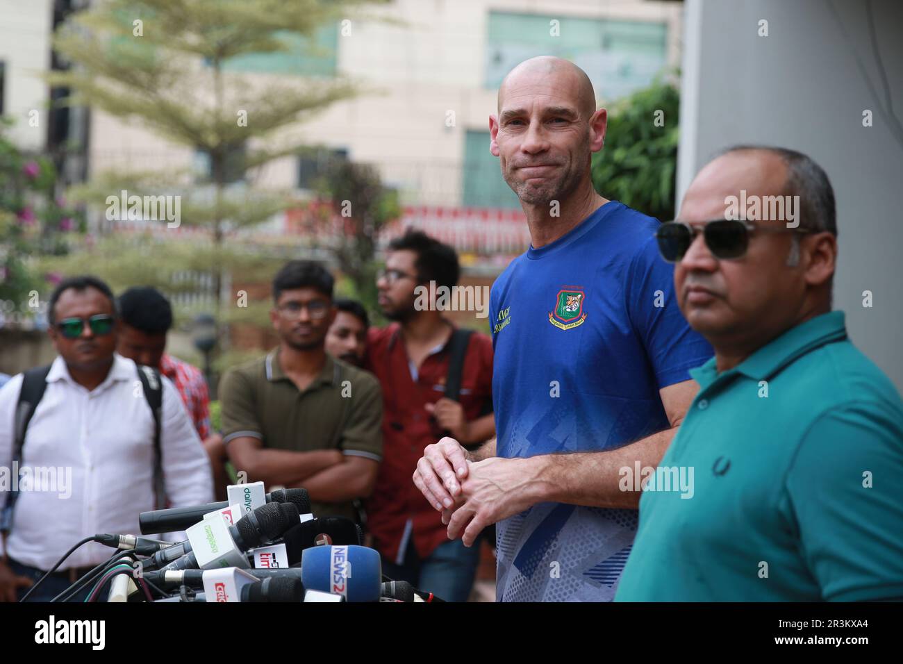 Neu ernannter ehemaliger bermudischer Cricketspieler David Hemp (L) spricht mit Journalisten, nachdem er als Head and bat in die Bangladesch High Performance Unit eingetreten ist Stockfoto