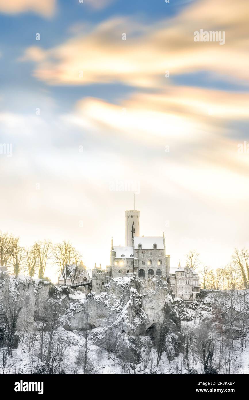 Sonnenuntergang im Winter mit Schnee im Schloss Lichtenstein bei Reutlingen Stockfoto