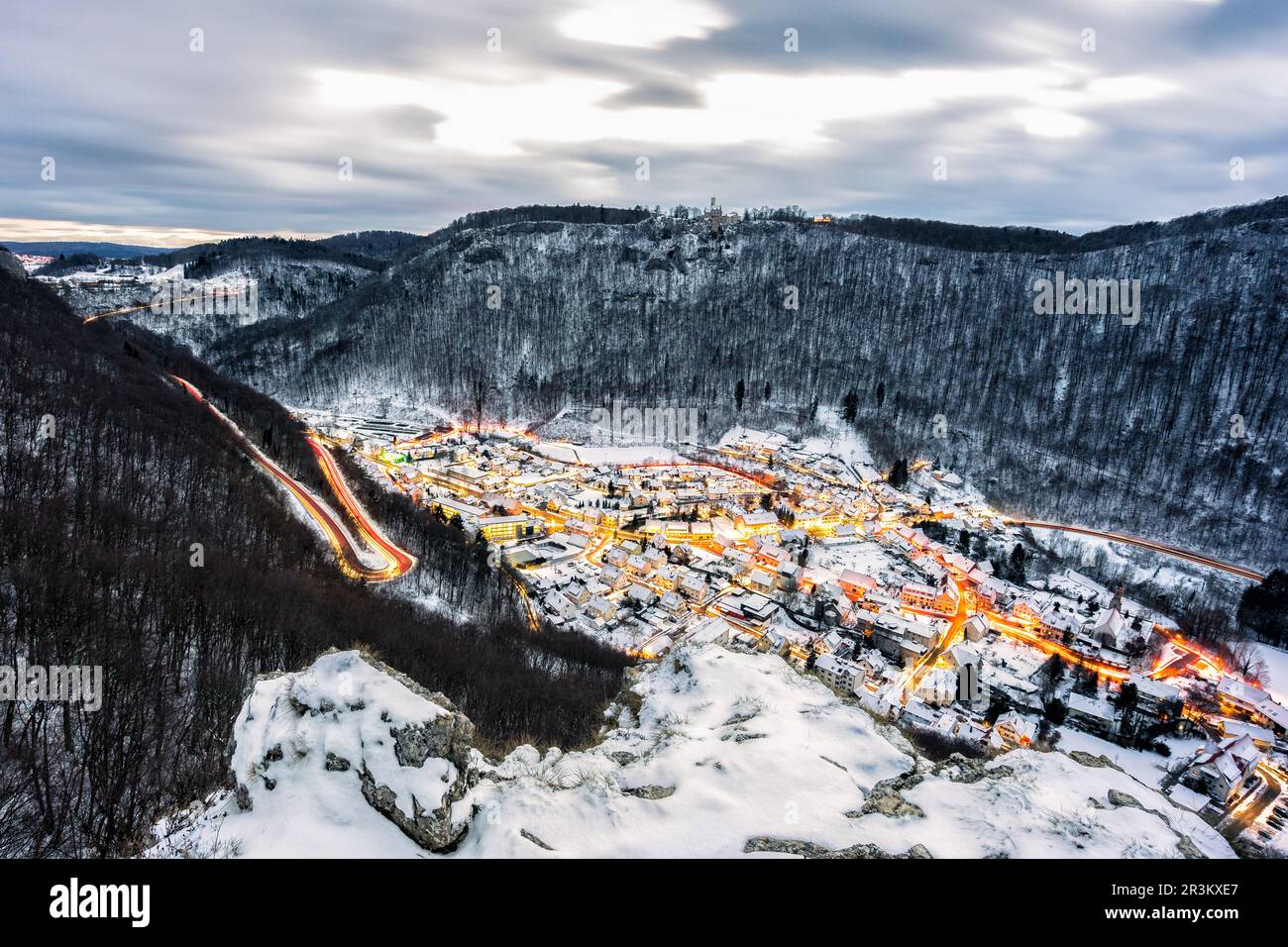 Wandern im Winter in der Nähe von Reutlingen, Schloss Lichstenstein und Tal mit Honau Stockfoto