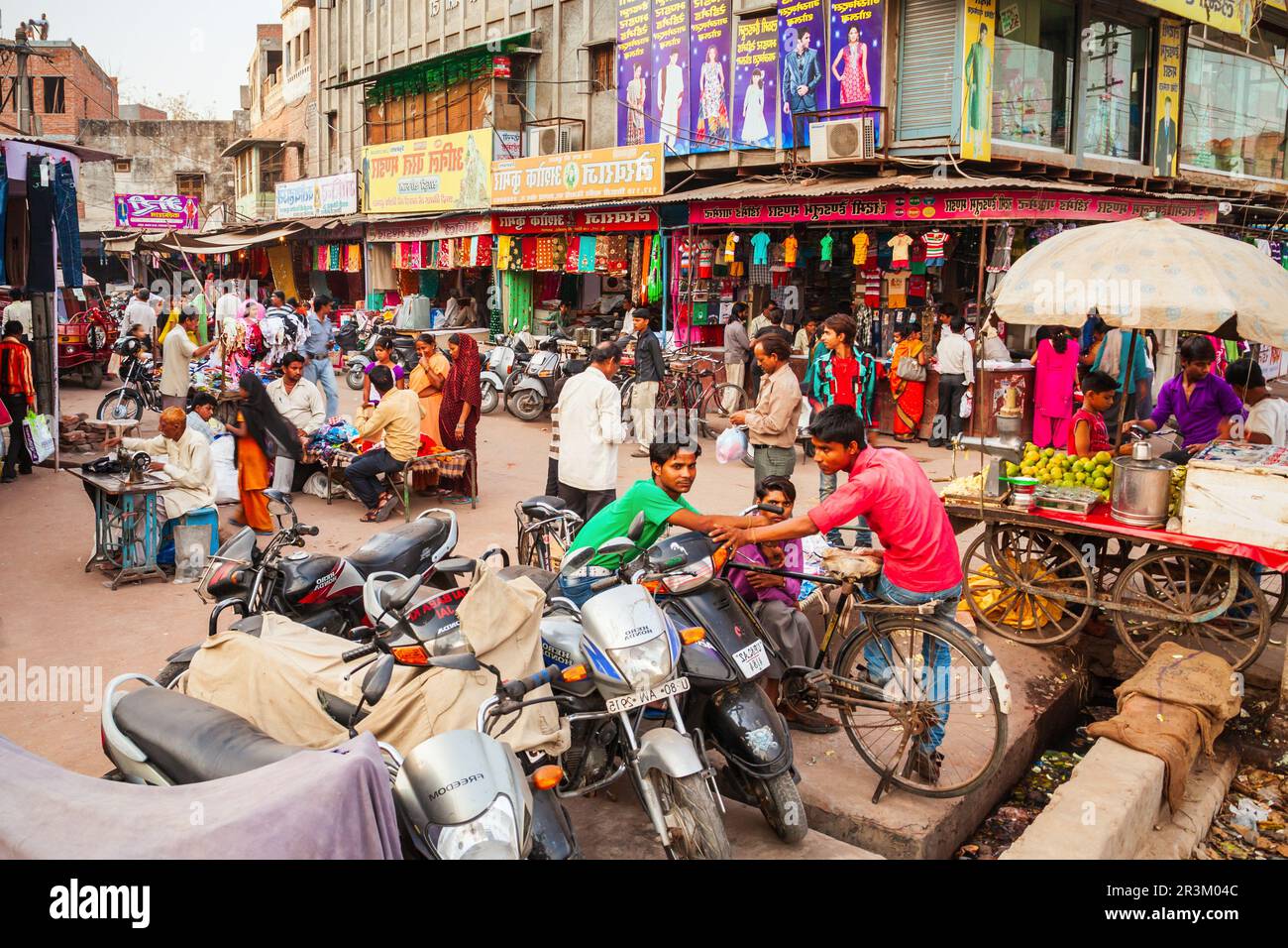 AGRA, INDIEN - 10. APRIL 2012: Marktstraße in Agra Stadt, Uttar Pradesh Zustand von Indien Stockfoto