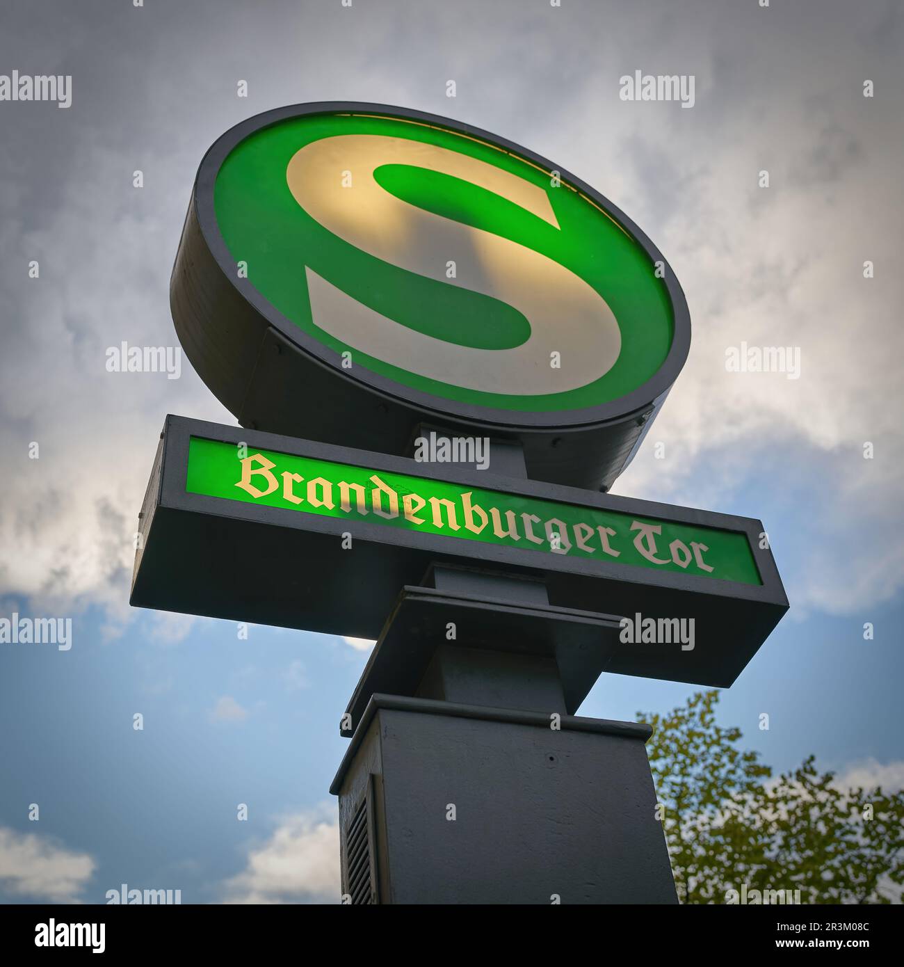 S-Bahn-Station Brandenburger Tor in der Straße unter den Linden in Berlin Stockfoto