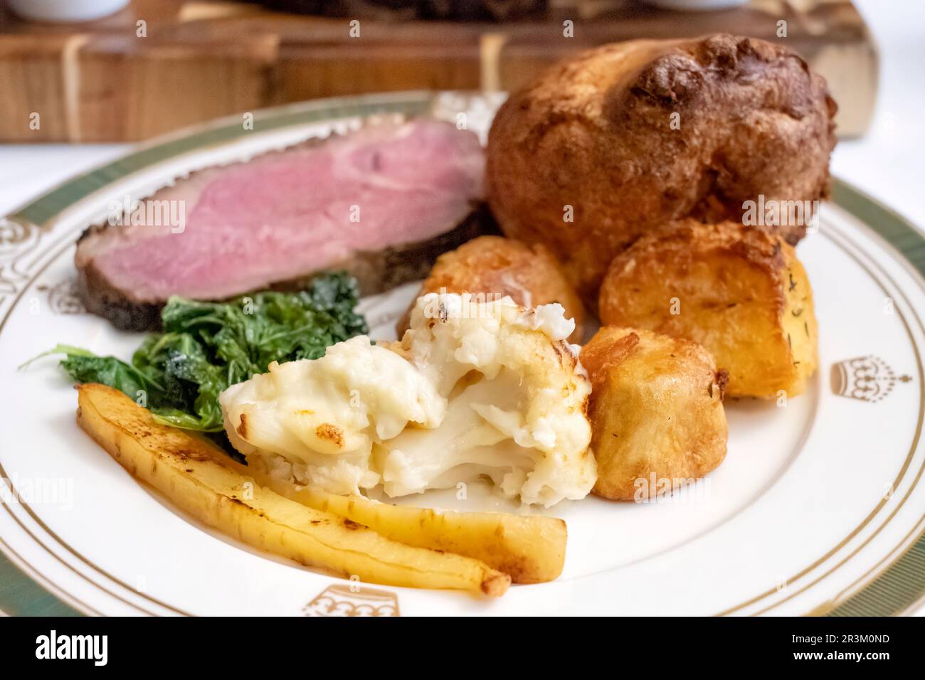 Ein traditionelles englisches Abendessen mit Braten. Serviert mit Rinderstriploin, Bratkartoffeln, Blumenkohl, Pastinaken, Kohl und einem Yorkshire Pudding Stockfoto