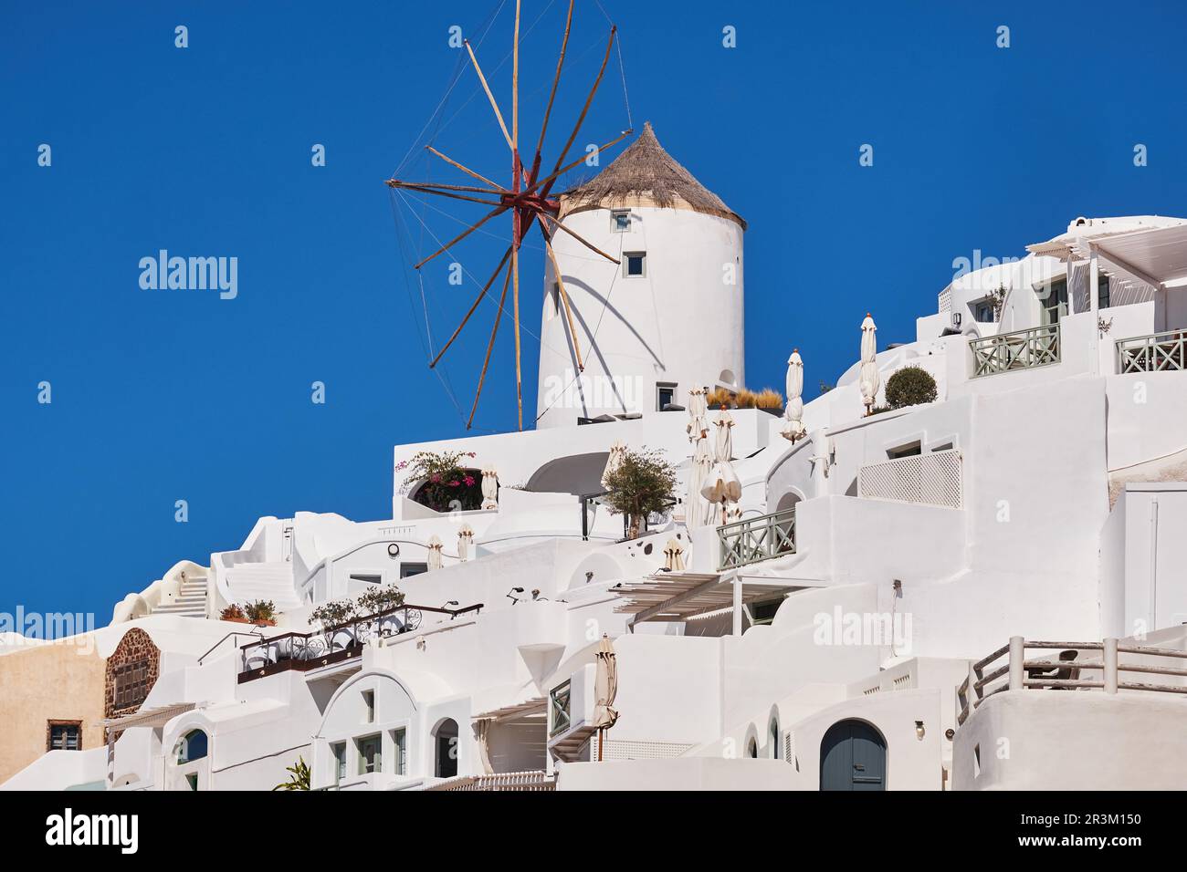 Wunderschöner Panoramablick von der alten Burg des Dorfes Oia mit traditionellen weißen Häusern und Windmühlen auf der Insel Santorin in AE Stockfoto