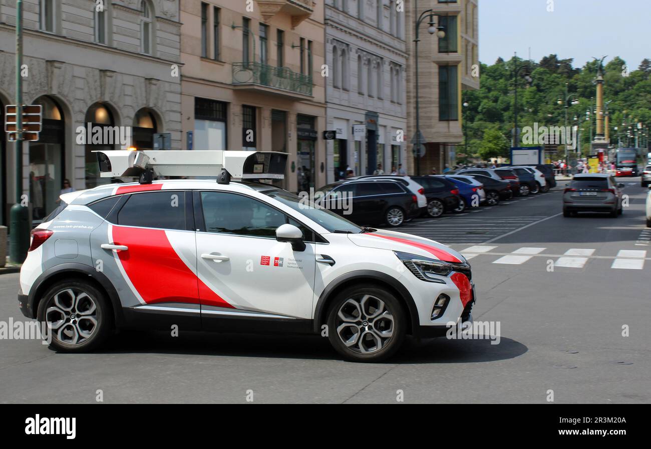 Überwachung des Autos mit einem Kamerasystem auf dem Dach, Überwachung der gebührenpflichtigen Prager Parkbereiche in Prag, Tschechische Republik, 22. Mai 2023. Seit September 2022 Stockfoto