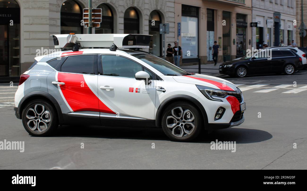 Überwachung des Autos mit einem Kamerasystem auf dem Dach, Überwachung der gebührenpflichtigen Prager Parkbereiche in Prag, Tschechische Republik, 22. Mai 2023. Seit September 2022 Stockfoto