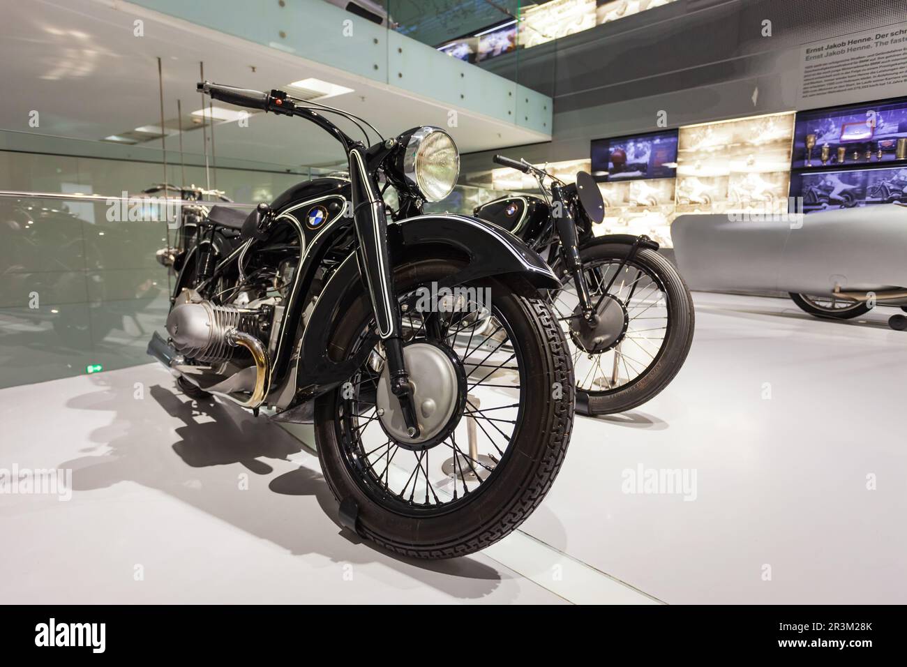 München - 08. Juli 2021: Retro-Motorrad im BMW-Museum. Es ist ein Automobilmuseum zur Geschichte von BMW in der Nähe des Olympiaparks in Muni Stockfoto