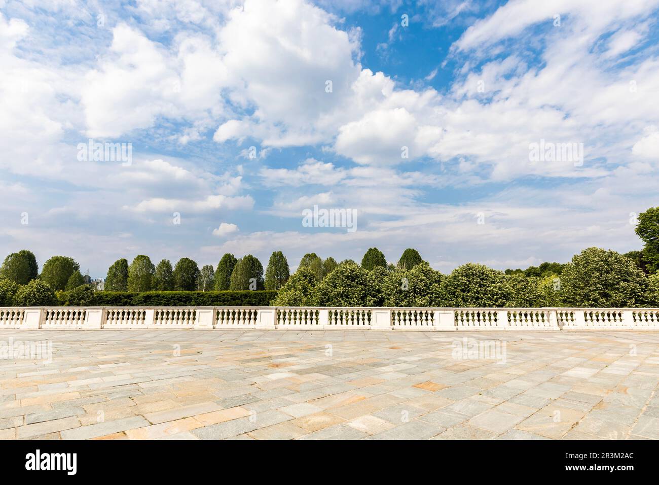 Außen mit altem grauen Steinfußboden. Vintage strukturiertes Pflaster und blauer Himmel im Hintergrund. Stockfoto