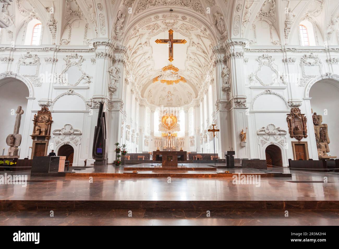 Würzburg, Deutschland - 11. Juli 2021: Würzburger Dom oder Innenraum des Würzburger Doms. Es ist eine römisch-katholische Kathedrale in der Würzburger Altstadt in Bayern, Ge Stockfoto