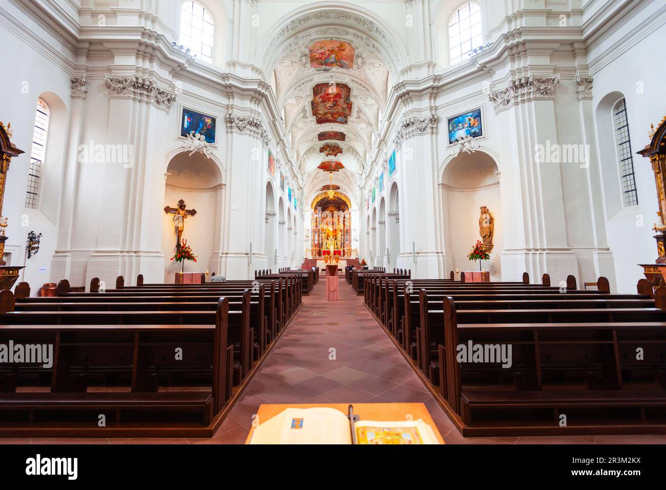 Würzburg, Deutschland - 11. Juli 2021: Neumünster Stiftskirche in der Würzburger Altstadt. Würzburg oder Würzburg ist eine Stadt in der Region Franken Stockfoto