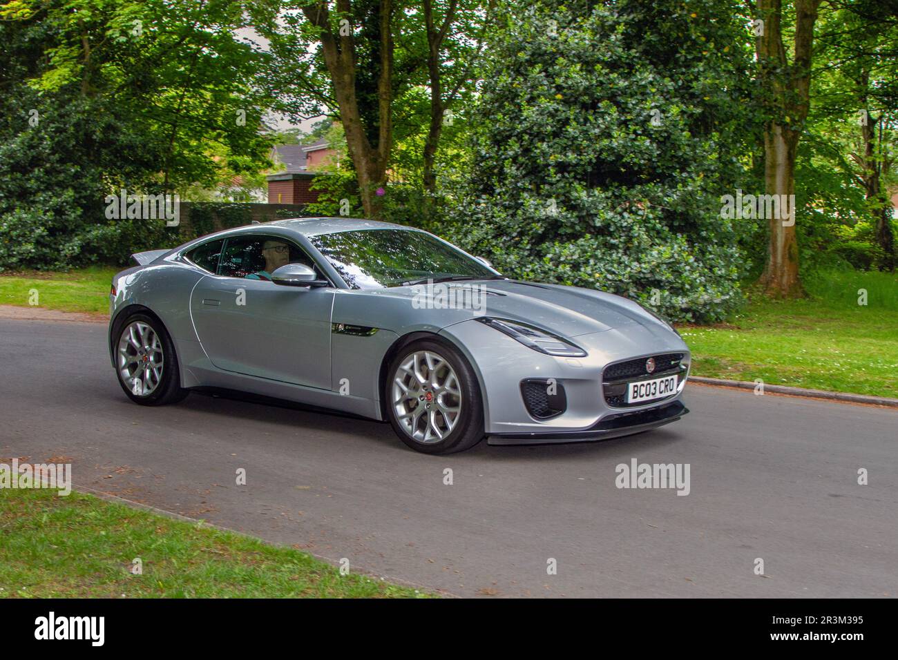 2018 Silver Jaguar F-Type R-Dynamic Auto auf der Lytham Hall St Annes Classic & Performance Motor Vehicle Show mit Oldtimern in Großbritannien Stockfoto