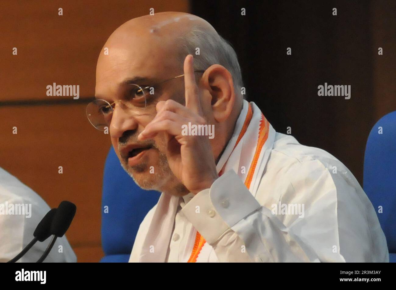 New Delhi, Delhi, Indien. 24. Mai 2023. Innenminister Amit Shah Pressekonferenz zu Sengol . Der Innenminister der Union und der Minister für Zusammenarbeit, Amit Shah (Mitte), wird zu einer Pressekonferenz über ein bedeutendes historisches Ereignis ansprechen, bei der Azadi Ka Amrit Mahotsav, Sengol, ein Meisterwerk der Indiens Inhangsvollmacht, am 14. August 1947 an der indischen Eva Indpendent Senegol Show Pressekonferenz (AKAM) gefeiert wird. Minister der Union für Kultur, Tourismus und Entwicklung der nordöstlichen Region (Doner), G Kishan Reddy (links) und Unionsminister für Information und Rundfunk sowie Jugend und Sport, Anurag Thaku Stockfoto