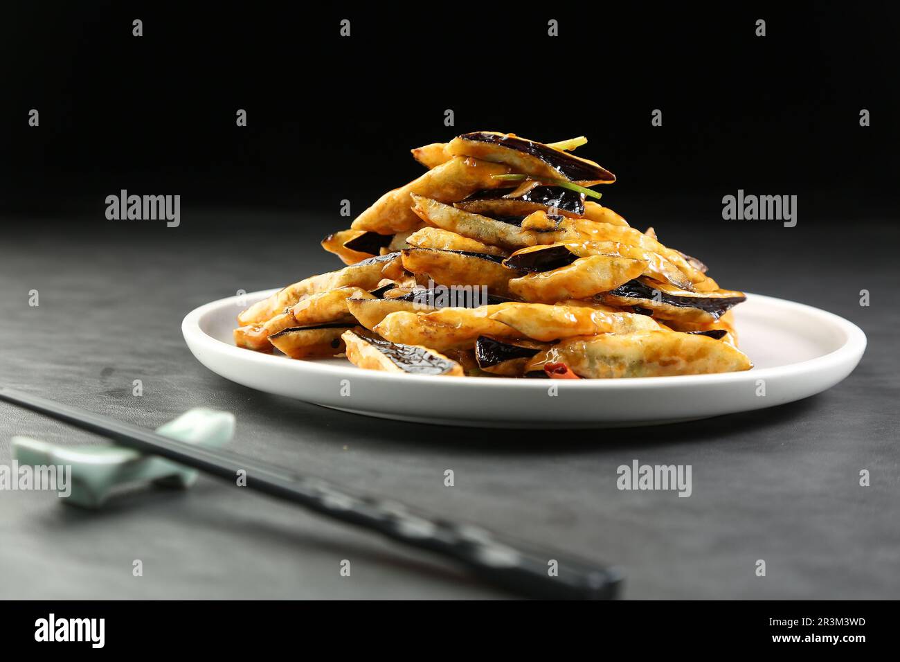 Frittierte Aubergine mit Sojabohnenpaste Stockfoto