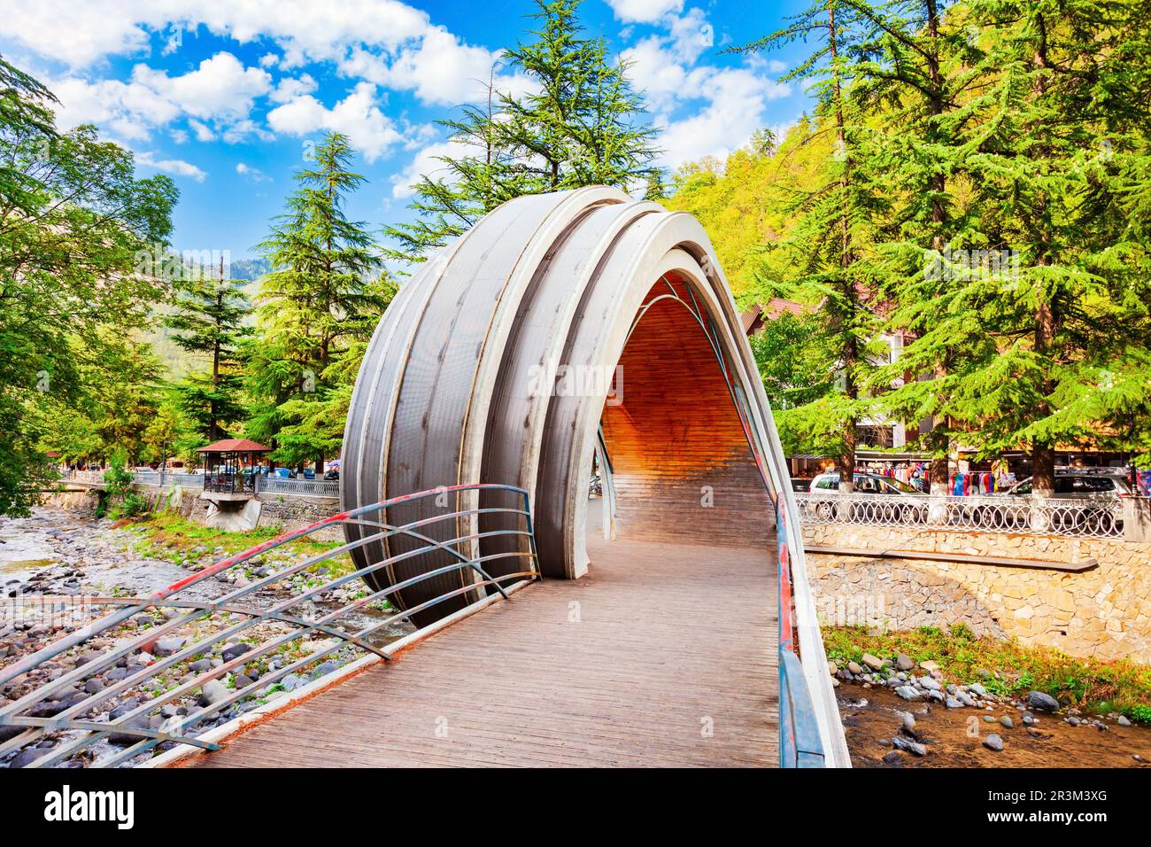 Borjomi, Georgia - 01. September 2021: Twirl Bridge oder Mobius Loop Bridge durch den Fluss Borjomula in der Stadt Borjomi. Borjomi ist ein Ferienort in Samtskh Stockfoto