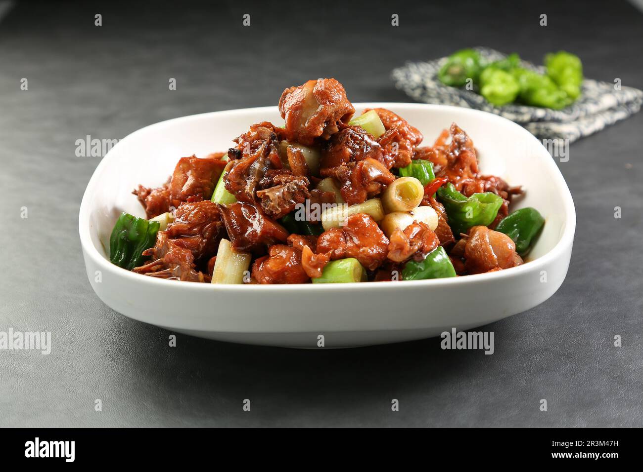 Trocken geschmortes Hühnchen und Pilze in Chili-Sauce Stockfoto