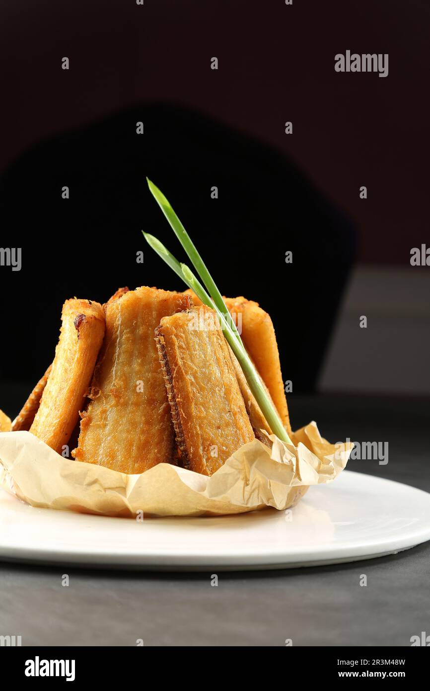 In der Pfanne gebratener Gürtelfisch (Largehead Haarschwanz), Daiyu, chinesisches Essen nahe up.grilled Bandfisch. Stockfoto