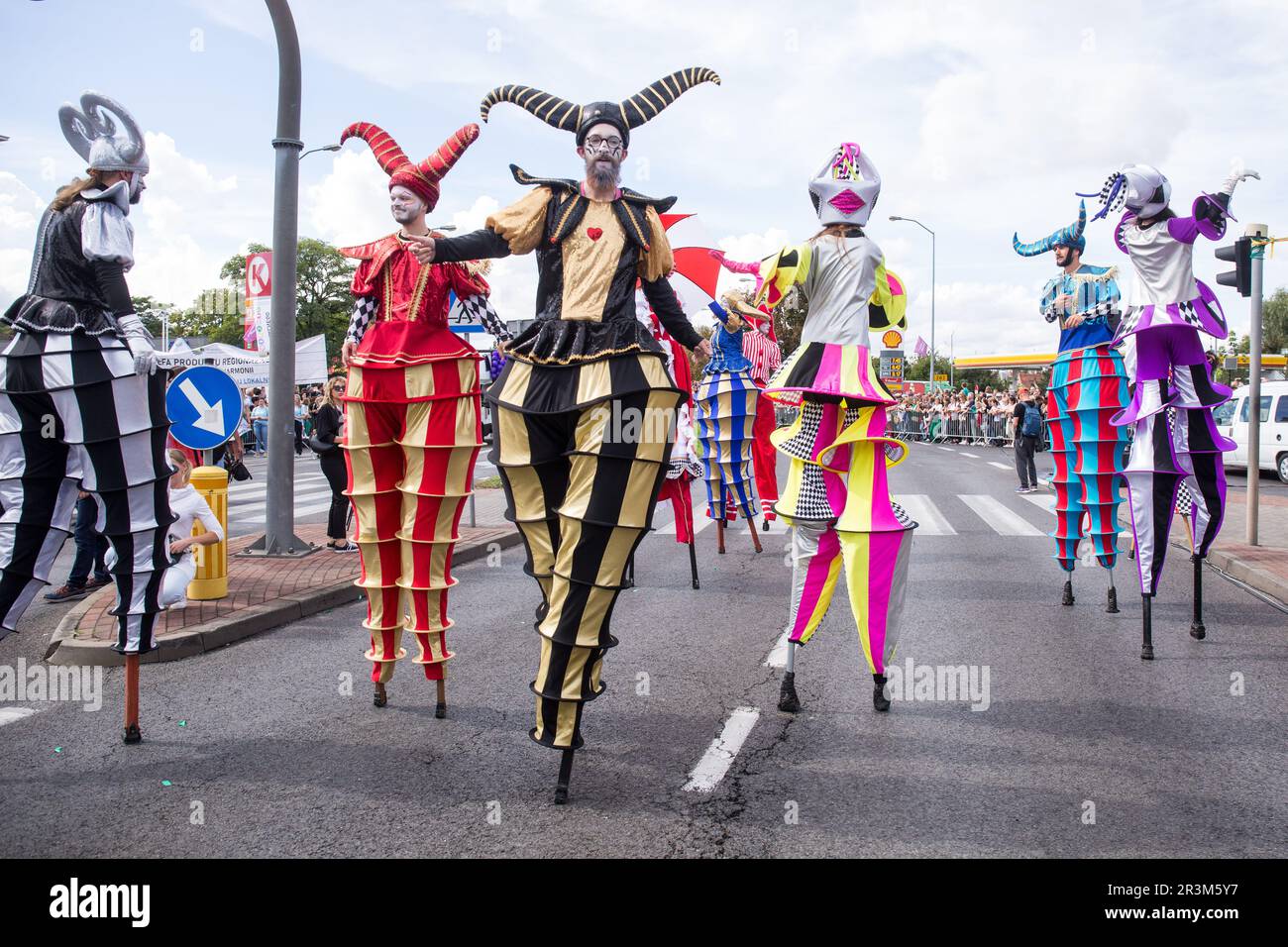 Pfahlspaziergänger in bunten Kostümen während der traditionellen Winobranie Wine Festival Parade. Die lokalen Winzer und Künstler, Schulen sowie die Bewohner von Zielona Gora nehmen daran Teil und schlendern in farbenfrohen Verkleidungen durch die Hauptstraßen der Stadt. Zielona Gora Wine Fest ist ein Weinfestival in der polnischen Stadt Zielona Gora. Winobranie ist das größte Weinfestival in Polen. Das erste Festival fand im Oktober 1852 statt.während der Woche des Winobranie Wine Festival erhält Bacchus, der gott des Weins und Symbol der Zielona Gora, die Schlüssel zur Stadt und übernimmt damit die Macht über sie. Stockfoto