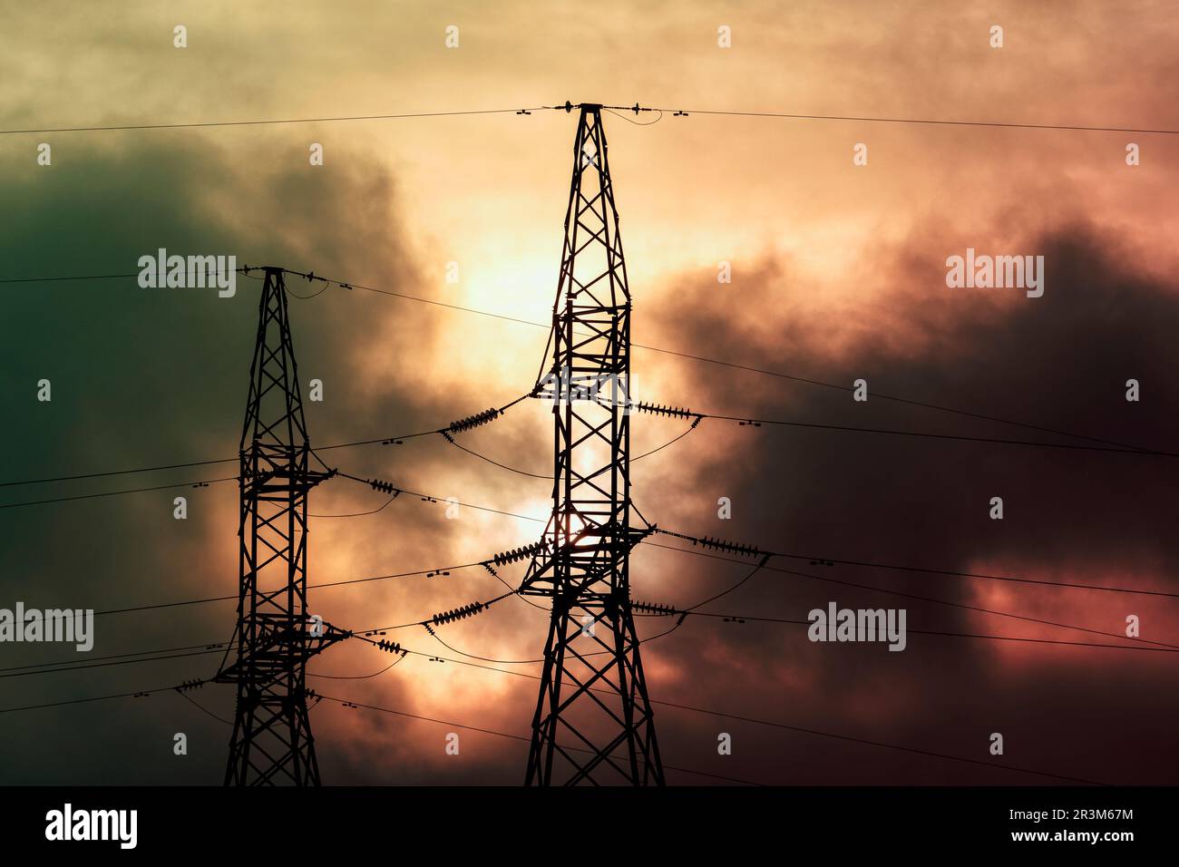 Elektrische Stromübertragungsleitungen in Rauch- und Feuerlicht Stockfoto