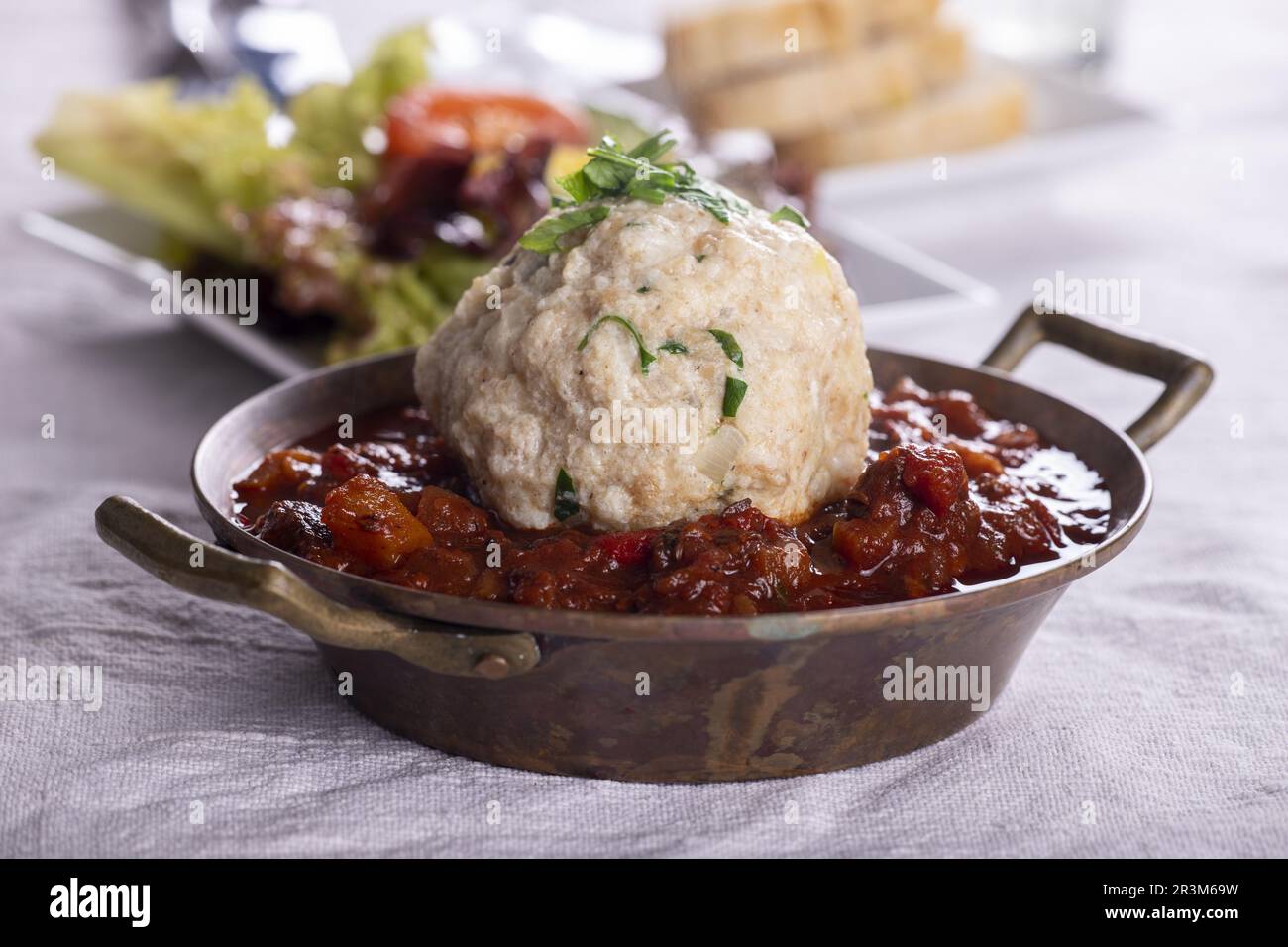 Ungarisches Gulasch mit einem Semmelknödel Stockfoto