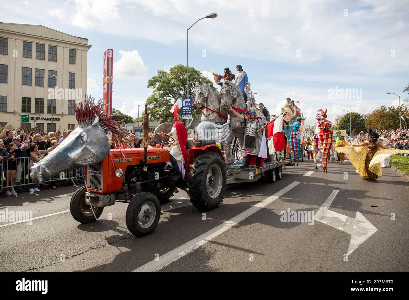 Ursus-Traktor mit Pferdekopf und Menschen in bunten Kostümen während der traditionellen Parade des Winobranie Wine Festival. Die lokalen Winzer und Künstler, Schulen sowie die Bewohner von Zielona Gora nehmen daran Teil und schlendern in farbenfrohen Verkleidungen durch die Hauptstraßen der Stadt. Zielona Gora Wine Fest ist ein Weinfestival in der polnischen Stadt Zielona Gora. Winobranie ist das größte Weinfestival in Polen. Das erste Festival fand im Oktober 1852 statt.während der Winobranie Wine Festival Week erhält Bacchus, der gott des Weins und Symbol der Zielona Gora, die Schlüssel zur Stadt A. Stockfoto