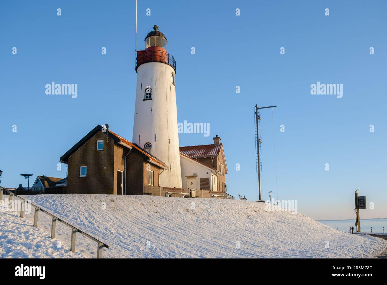 Leuchtturm von Urk im Winter in den Niederlanden mit Schnee. Stockfoto