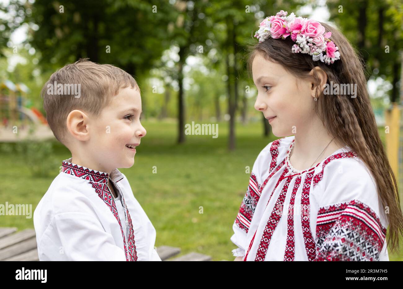 Ein jüngerer ukrainischer Junge und ein älteres Mädchen, Bruder und Schwester, in bestickter nationaler ukrainischer Kleidung, seht euch an Stockfoto