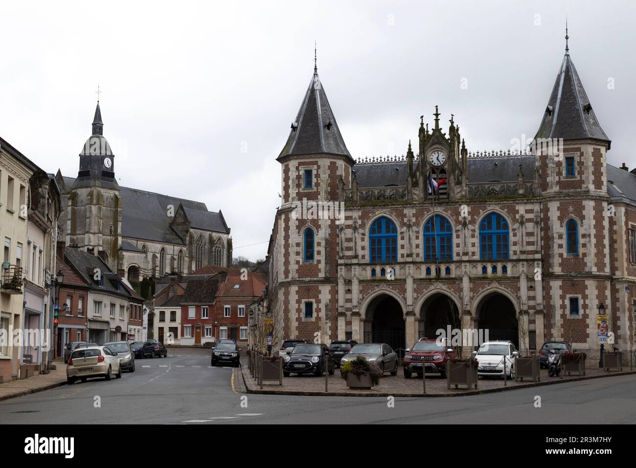 AUXI-LE-CHATEAU, FRANKREICH, 6. APRIL 2023: Das Rathaus von Auxi-le-Chateau und die Kirche St. Martins in Pas-de-Calais. Diese kleine Stadt ist das Zentrum von A la Stockfoto