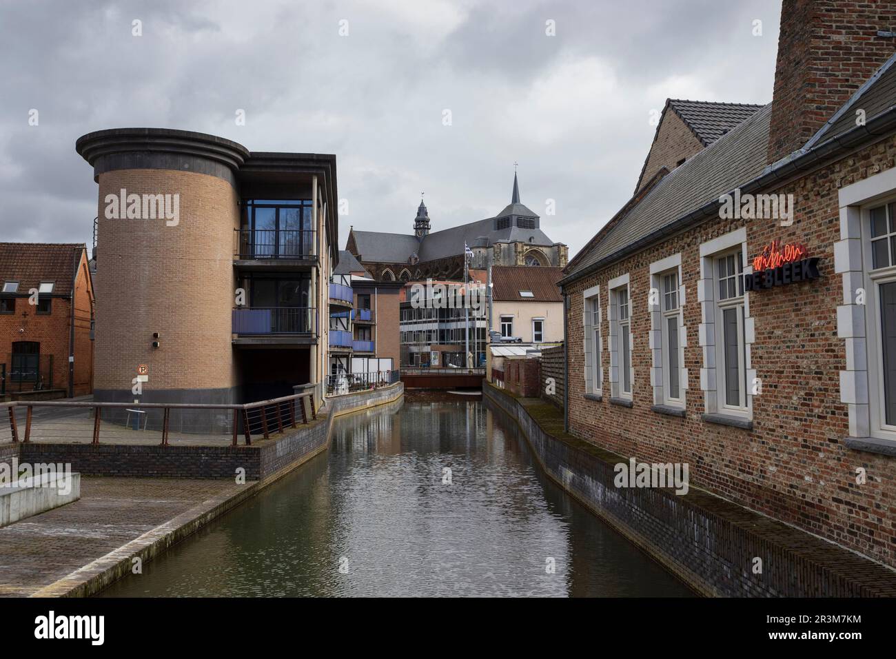 DIEST, BELGIEN, 25. FEBRUAR 2023: Blick auf das Stadtzentrum von Diest und den Demer River von der Bleek in Richtung St. Sulpitius-Kirche. Diest ist ein Stockfoto