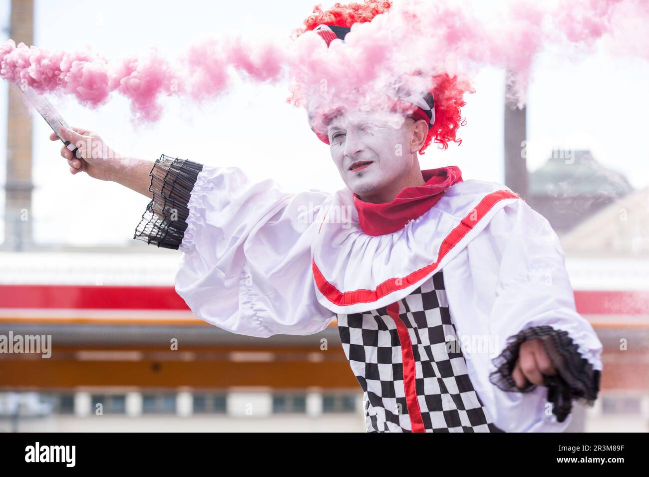 10. September 2022, Zielona Gora, Woiwodschaft Lubusz, Polen: Pfahlläufer in farbenfrohen Kostümen mit einem Leuchteffekt während der traditionellen Parade des Winobranie Wine Festival. Die lokalen Winzer und Künstler, Schulen sowie die Bewohner von Zielona Gora nehmen daran Teil und schlendern in farbenfrohen Verkleidungen durch die Hauptstraßen der Stadt. Zielona Gora Wine Fest ist ein Weinfestival in der polnischen Stadt Zielona Gora. Winobranie ist das größte Weinfestival in Polen. Das erste Festival fand im Oktober 1852 statt, während der Winobranie Wine Festival Week, Bacchus, der gott des Weins und das Symbol o Stockfoto