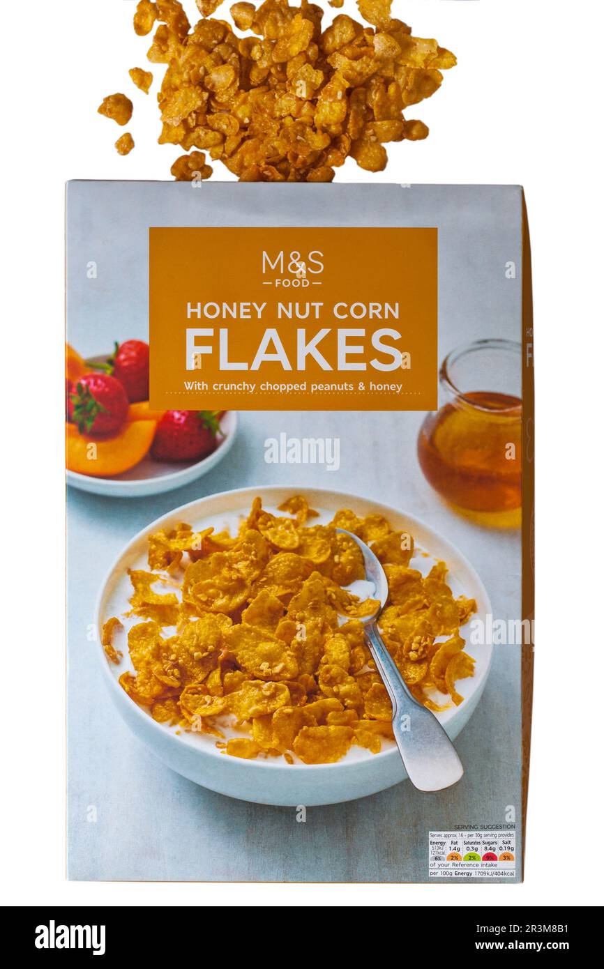 Karton mit Honignuss-Cornflakes mit knusprigen gehackten Erdnüssen und Honiggetreide von M&S geöffnet, mit verschüttetem Inhalt, isoliert auf weißem Hintergrund Stockfoto