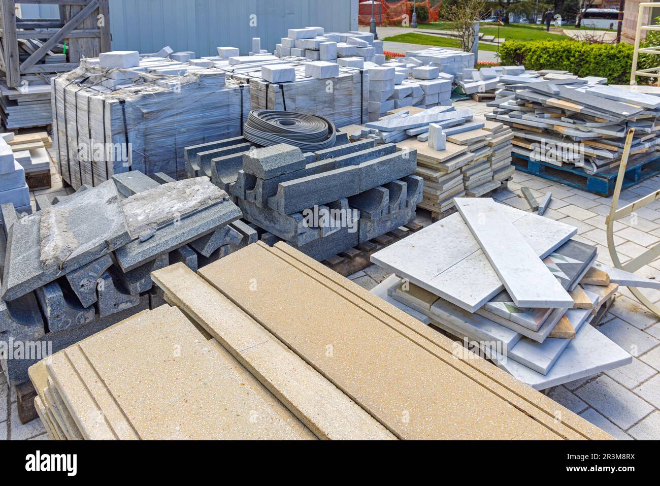 Marmorsteinblöcke an Paletten Baustellenmaterial Stockfoto