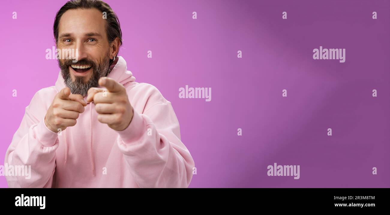Lustig amüsiert sorglos glücklich Erwachsene schöner Mann prucking Freund Narr um zeigen Kamera Index Finger Gruß Wahl Sie l Stockfoto