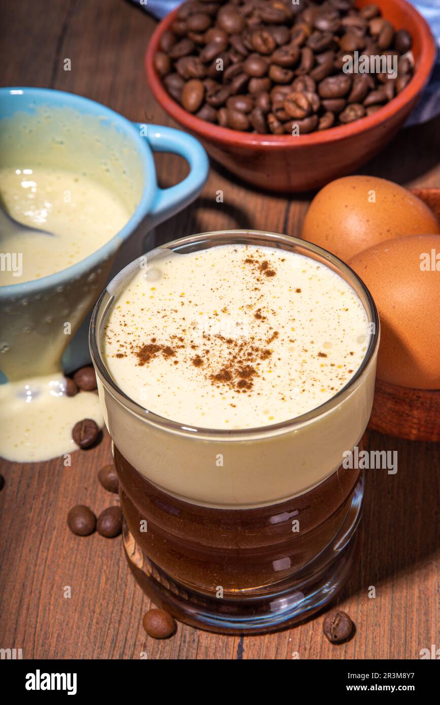 Vietnamesischer Eierkaffee. Paleo, Milchfreies Keto-Kaffee-Latte-Getränk  mit süßem, gezuckertem Eigelb Stockfotografie - Alamy