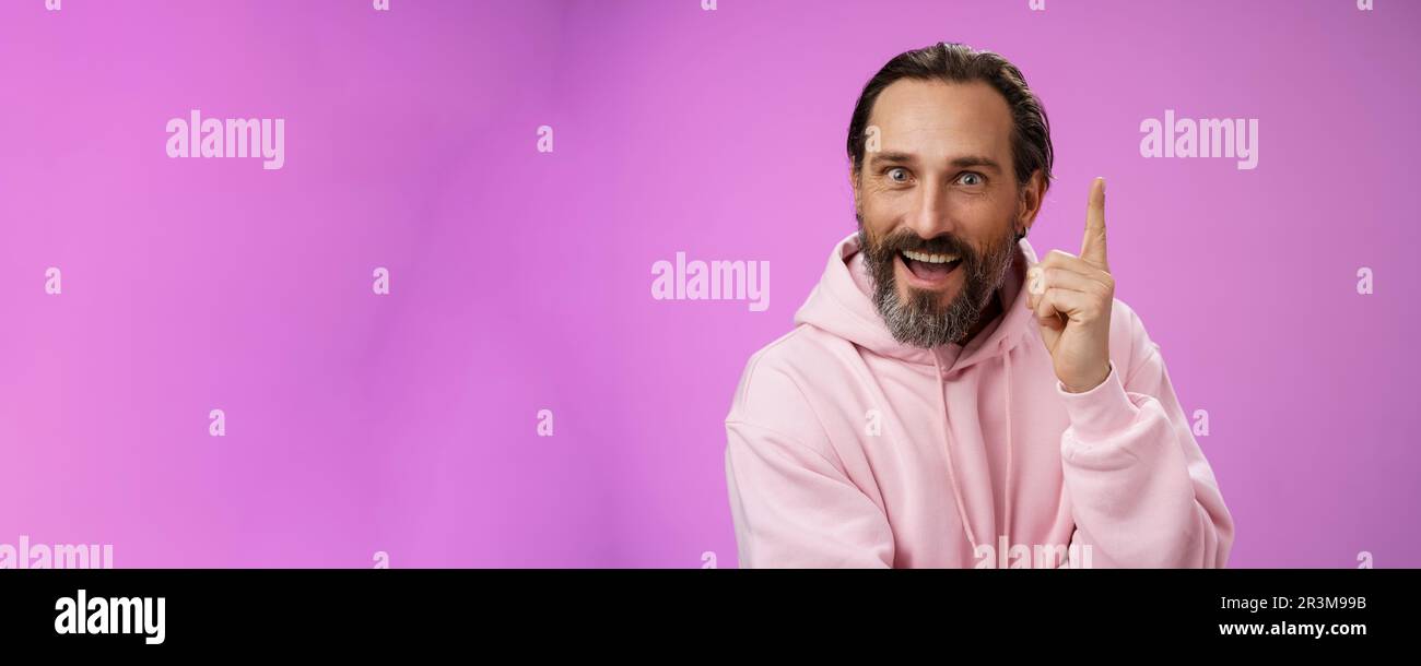 Haben Sie eine gute Idee zuhören. Aufgeregt erregt glücklich charismatischen männlichen bärtigen Kerl erhöhen Indexfinger fügen Suggestion zeigen eureka ge Stockfoto