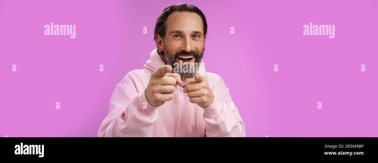 Lustig amüsiert sorglos glücklich Erwachsene schöner Mann prucking Freund Narr um zeigen Kamera Index Finger Gruß Wahl Sie l Stockfoto