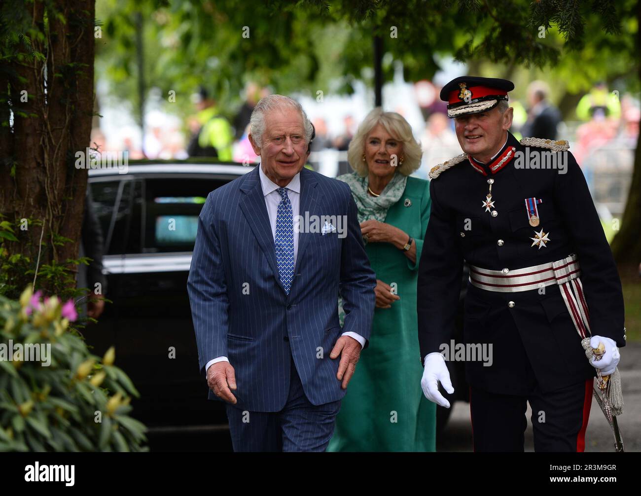 König Karl III. Und Königin Camilla, während sie einen neuen Krönungsgarten in Newtownabbey eröffnen, die Designer des Gartens und Vertreter von Gemeinwesen und Wohltätigkeitsorganisationen treffen und hören, wie der Garten den Beginn einer neuen grünen Initiative für den Gemeinderat von Antrim und Newtownabbey markiert, Während eines zweitägigen Besuchs in Nordirland. Bilddatum: Mittwoch, 24. Mai 2023. Stockfoto