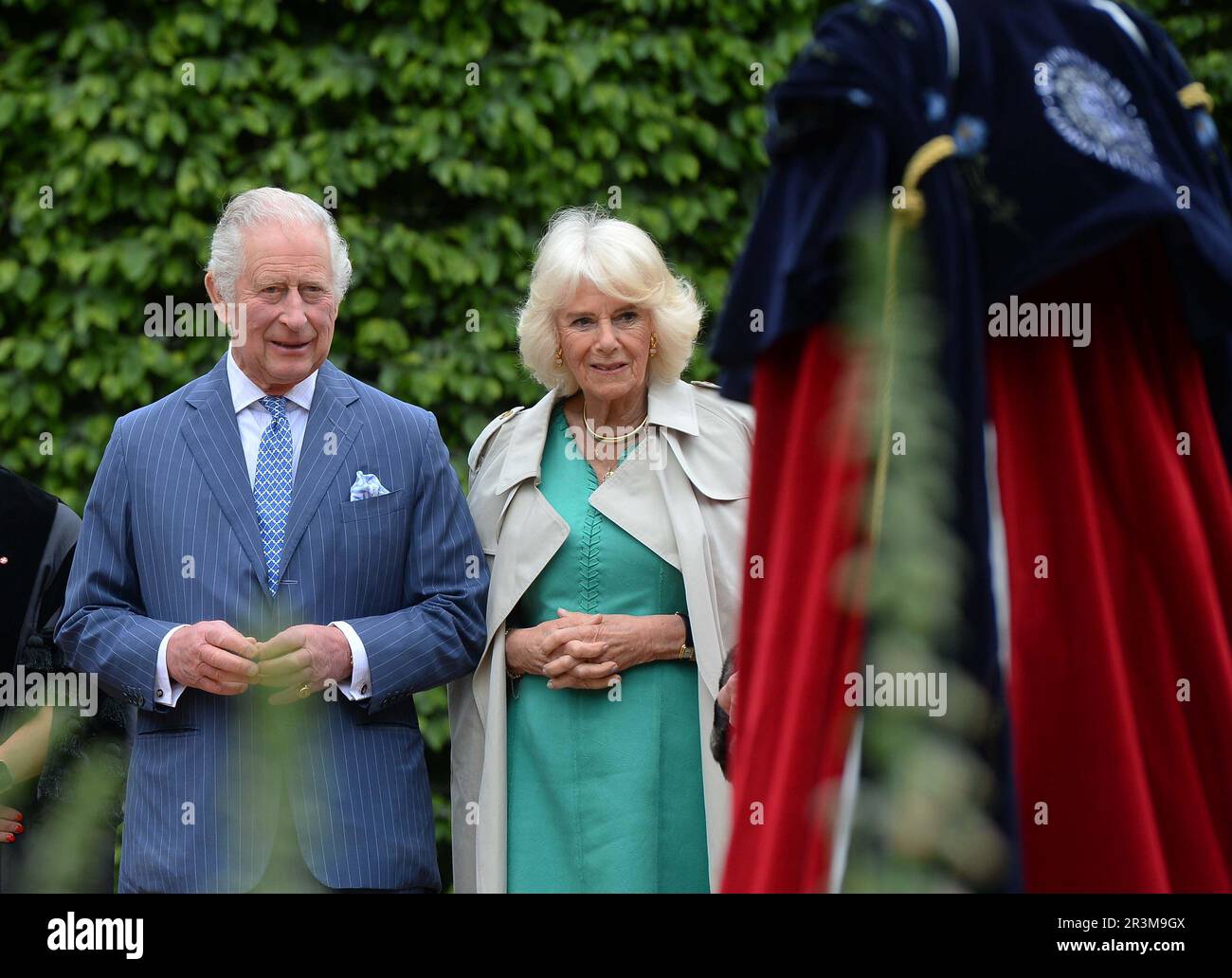 König Karl III. Und Königin Camilla eröffnen einen neuen Krönungsgarten in Newtownabbey und treffen die Designer des Gartens und Vertreter von Gemeinde- und Wohltätigkeitsorganisationen. Erfahren Sie, wie der Garten den Beginn einer neuen grünen Initiative für den Gemeinderat von Antrim und Newtownabbey markiert. Während eines zweitägigen Besuchs in Nordirland. Bilddatum: Mittwoch, 24. Mai 2023. Stockfoto