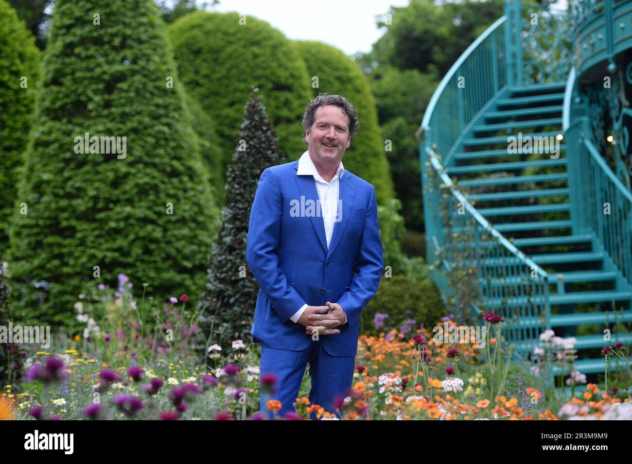 Gartendesigner Diarmuid Gavin, bevor König Karl III. Und Königin Camilla eintreffen, um einen neuen Krönungsgarten in Newtownabbey zu eröffnen und die Designer des Gartens und Vertreter von Gemeinwesen und Wohltätigkeitsorganisationen zu treffen, Erfahren Sie, wie der Garten den Beginn einer neuen grünen Initiative für den Gemeinderat von Antrim und Newtownabbey markiert, während eines zweitägigen Besuchs in Nordirland. Bilddatum: Mittwoch, 24. Mai 2023. Stockfoto