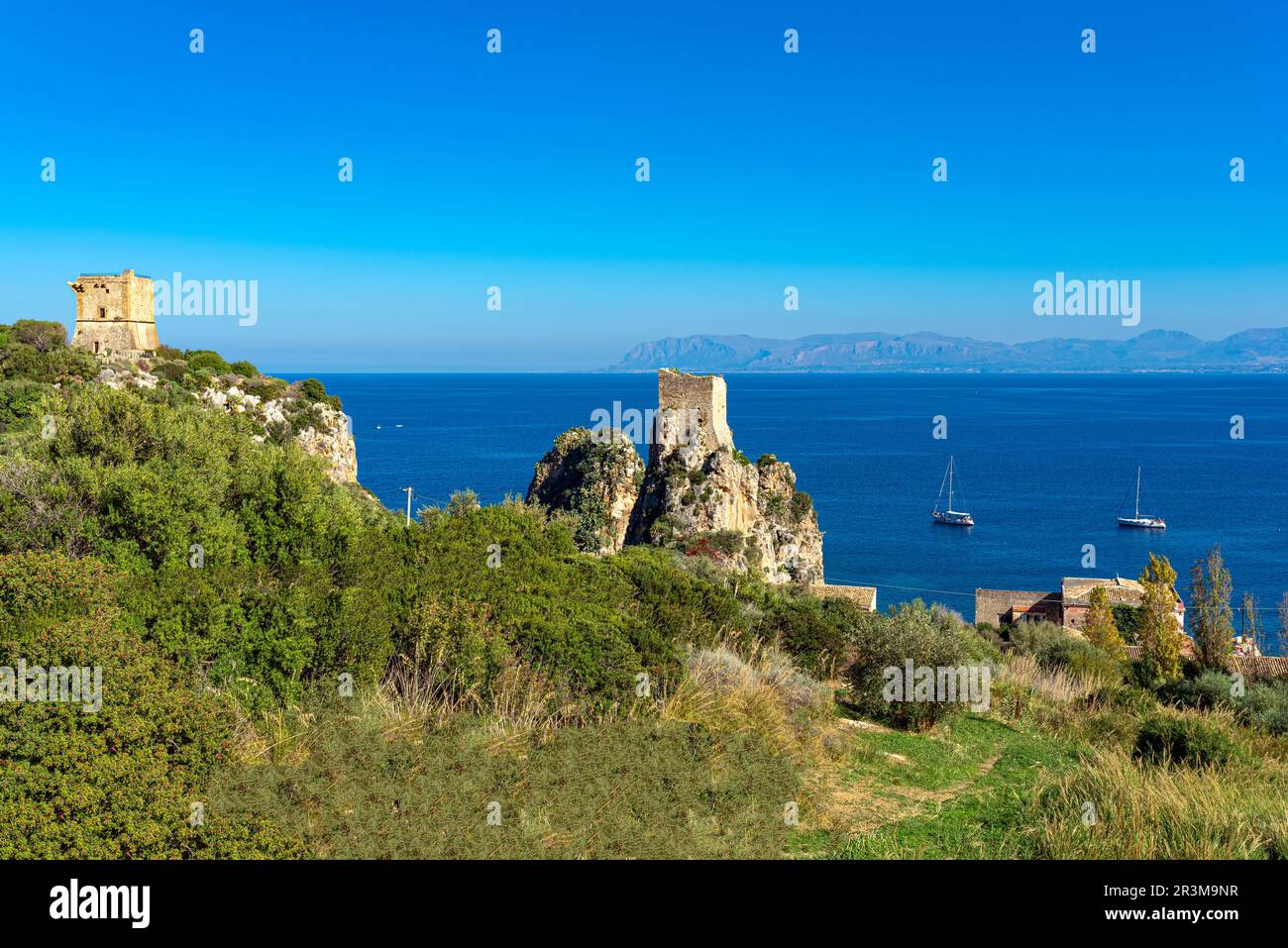 Wachtürme der Tonnara von Scopello, der Torre della Tonnara in Sizilien Stockfoto