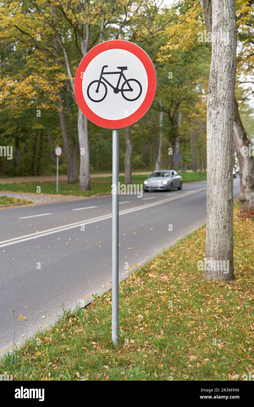 Radfahren ist auf einer Straße am Stadtrand der Stadt Swinoujscie in Polen verboten Stockfoto