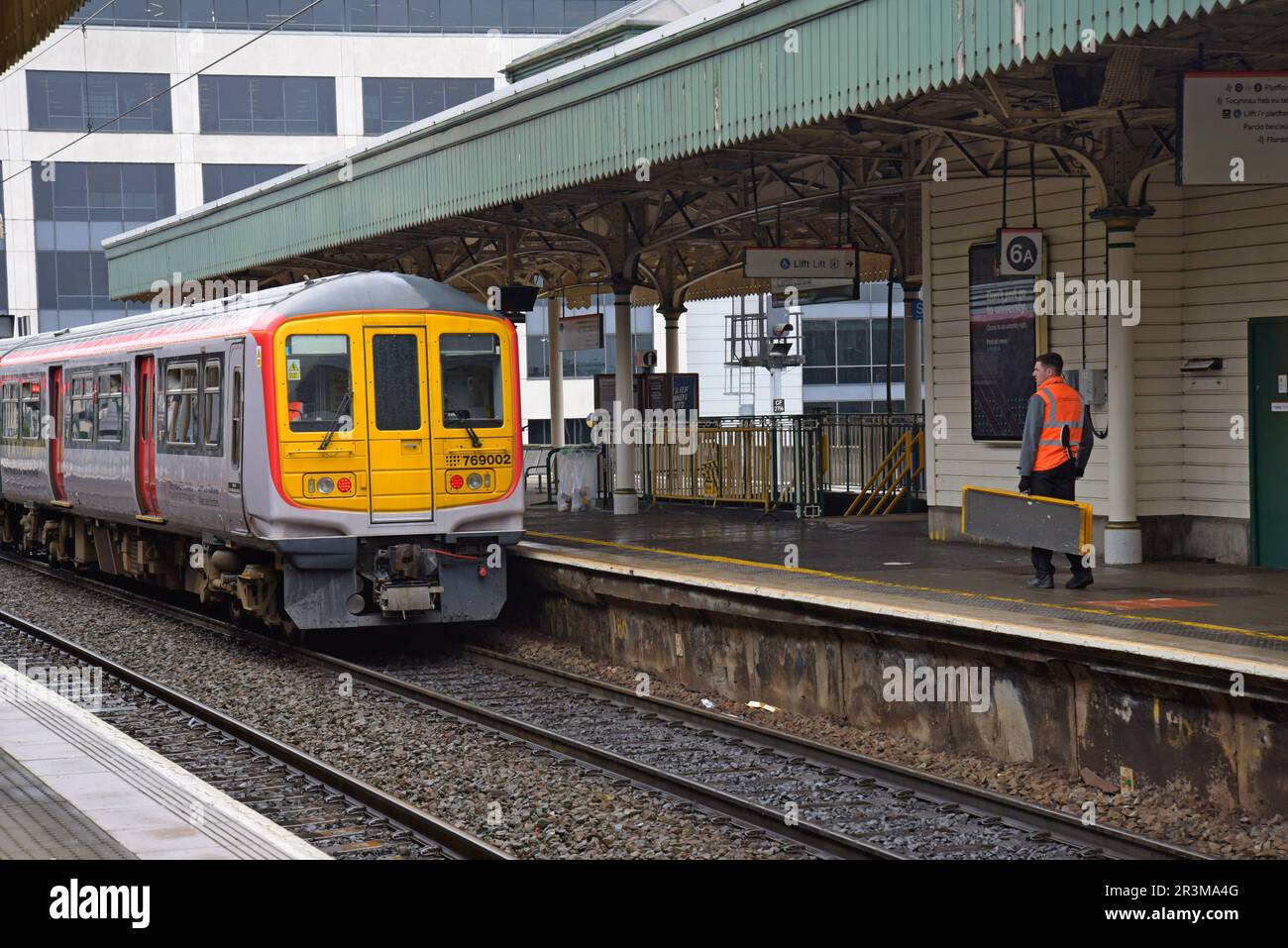 A Transport for Wales Class 769 Flex bi Mode Train, am Hauptbahnhof Cardiff, März 2023 Stockfoto